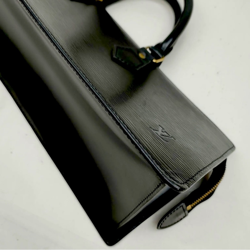 Louis Vuitton Sac Triangle in black